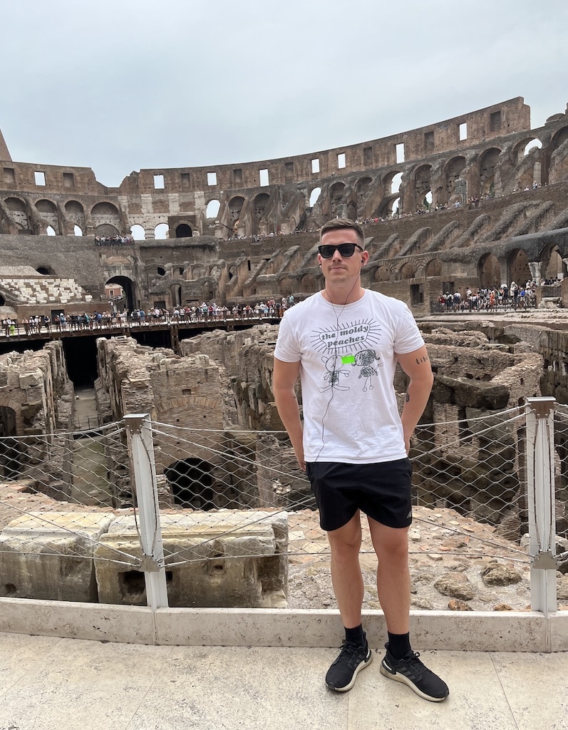 Kristoffer Fons travel blogger in colosseum