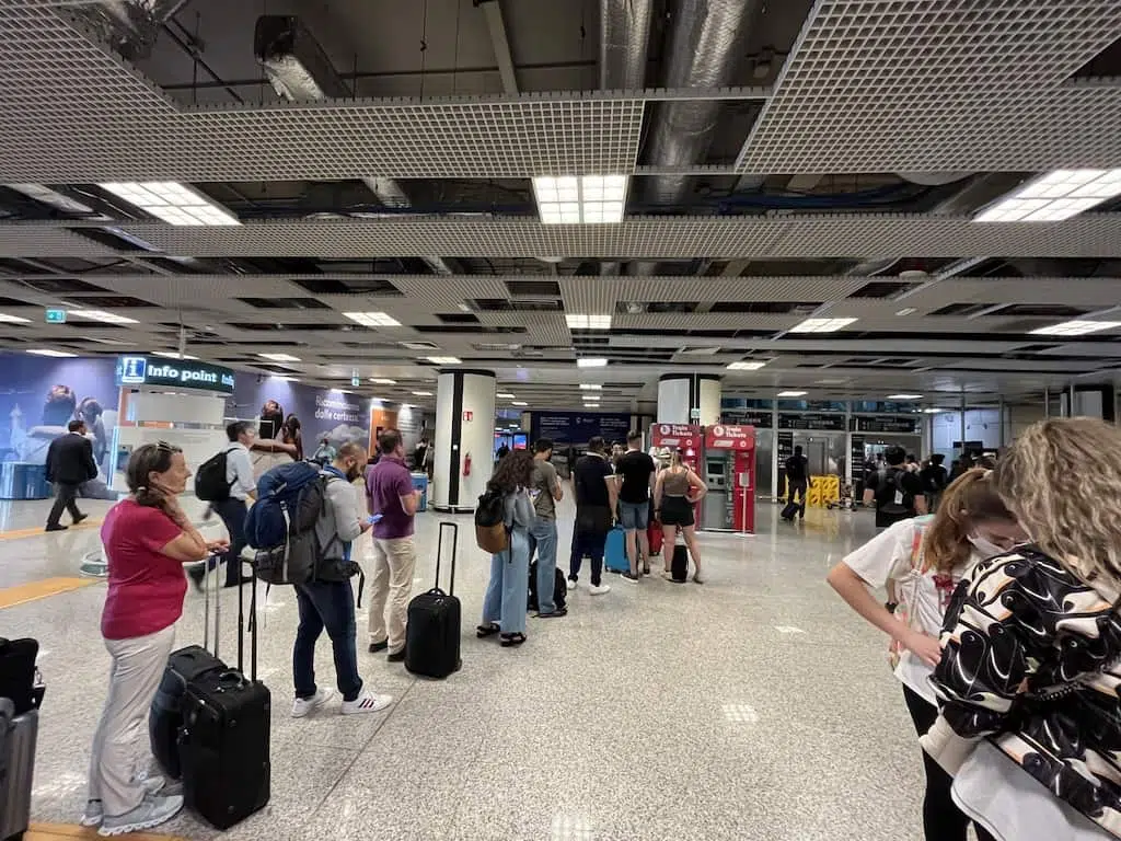 fiumicino airport ticket machine queue