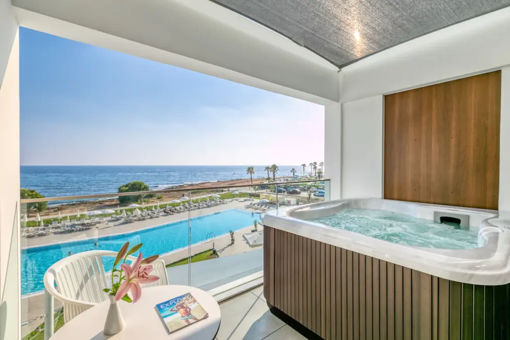 Spa hotel Paphos, Suite with private hot tub on the terrace with sea view