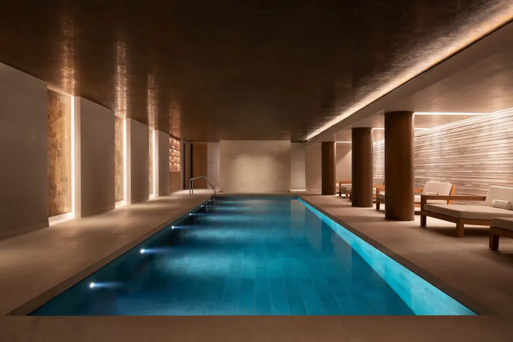 Where to stay in London? 8 Best Areas & Places to Stay 🇬🇧 31 The Westin, indoor swimming pool hotel in City of London