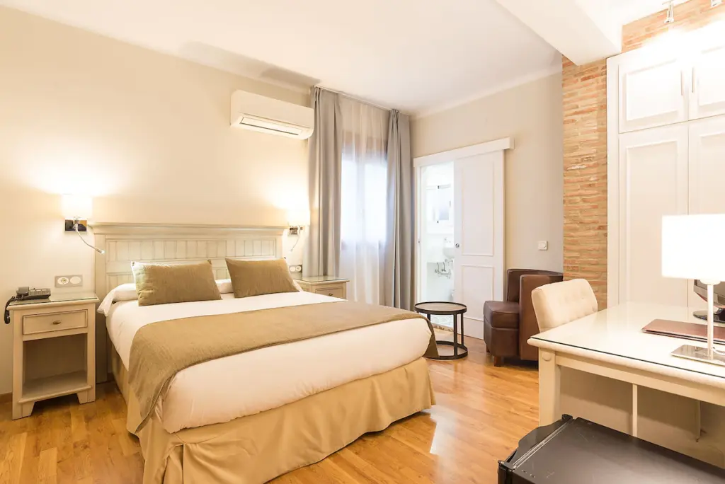 Where to Stay in Malaga? 3 Best Areas & Places to Stay + Nearby Holiday Towns 🇪🇸 51 Cheap and clean hotel in La Malagueta