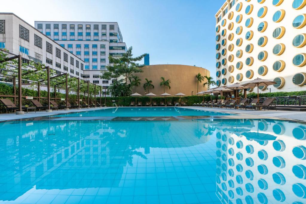 Holiday Inn Bangkok Silom pool