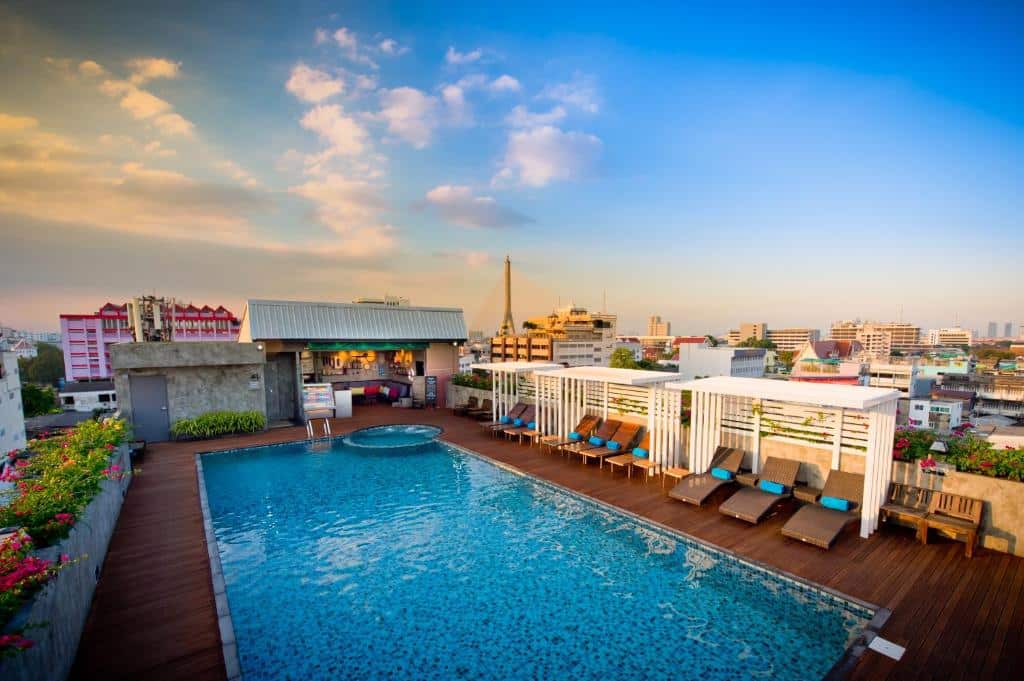 Nouvo City Hotel rooftop pool