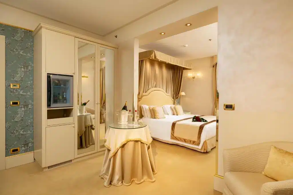 Where to Stay in Venice? 5 Best Areas & Places to Stay (+ Avoid!) š®š¹ 7 Hotel A La Commedia