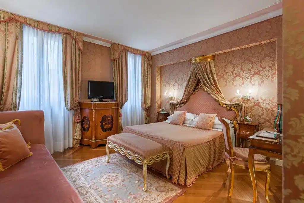 Where to Stay in Venice? 5 Best Areas & Places to Stay (+ Avoid!) š®š¹ 15 Hotel Antico Doge