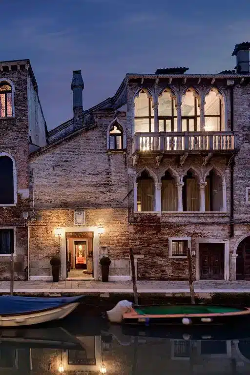 Where to Stay in Venice? 5 Best Areas & Places to Stay (+ Avoid!) š®š¹ 12 Hotel Pausania, cheap hotel in Dorsoduro
