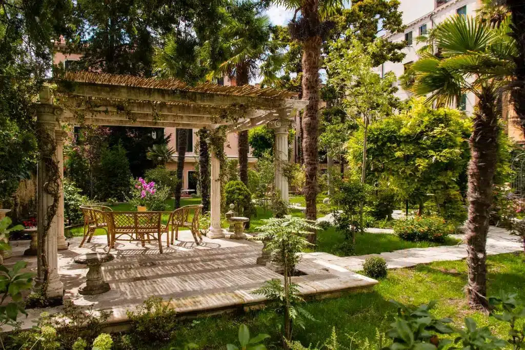 Where to Stay in Venice? 5 Best Areas & Places to Stay (+ Avoid!) š®š¹ 20 Hotel SantāAntonin, beautiful hotel in Venice