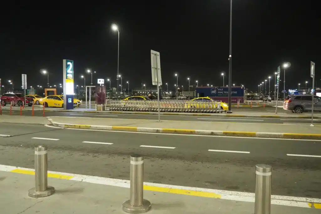 How To Get From Istanbul Airport to City Centre - Complete Transport Guide 🇹🇷 17 Istanbul airport taxis outside the terminal