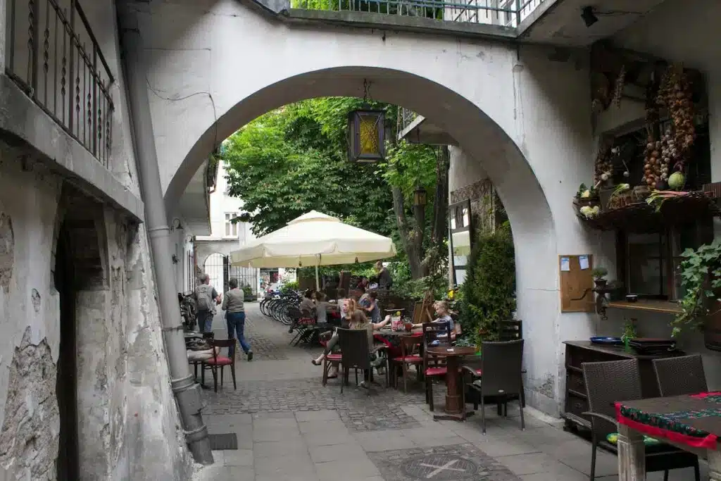 Kazimierz, Best Area for Culture Lovers and Nightlife 🎭