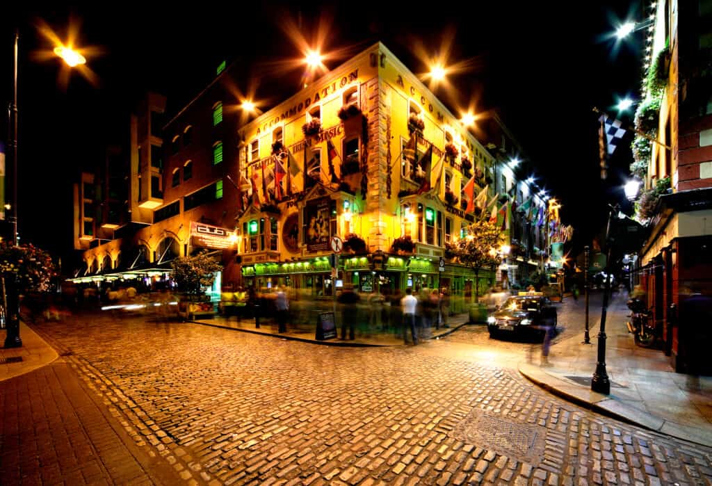 18 Best Things to Do in Dublin: Sights, Prices & Tips 24 A street with pubs in Temple Bar in Dublin
