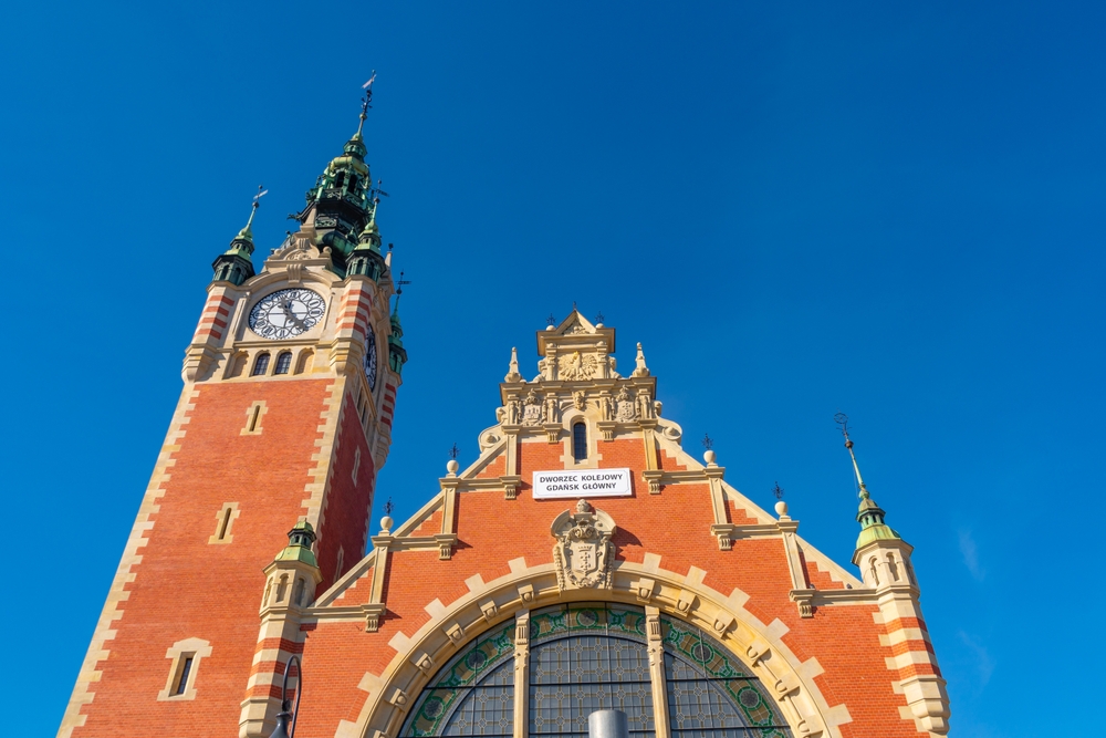 Gdansk Airport to the City Centre - Transport Guide 7 Gdańsk Główny main station with its clock tower in Gdansk