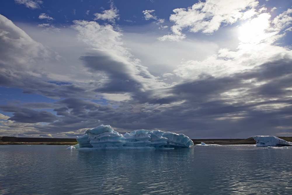 Icebergs in the Jökulsárlón glacier lagoon at the foot of Vatnajökull