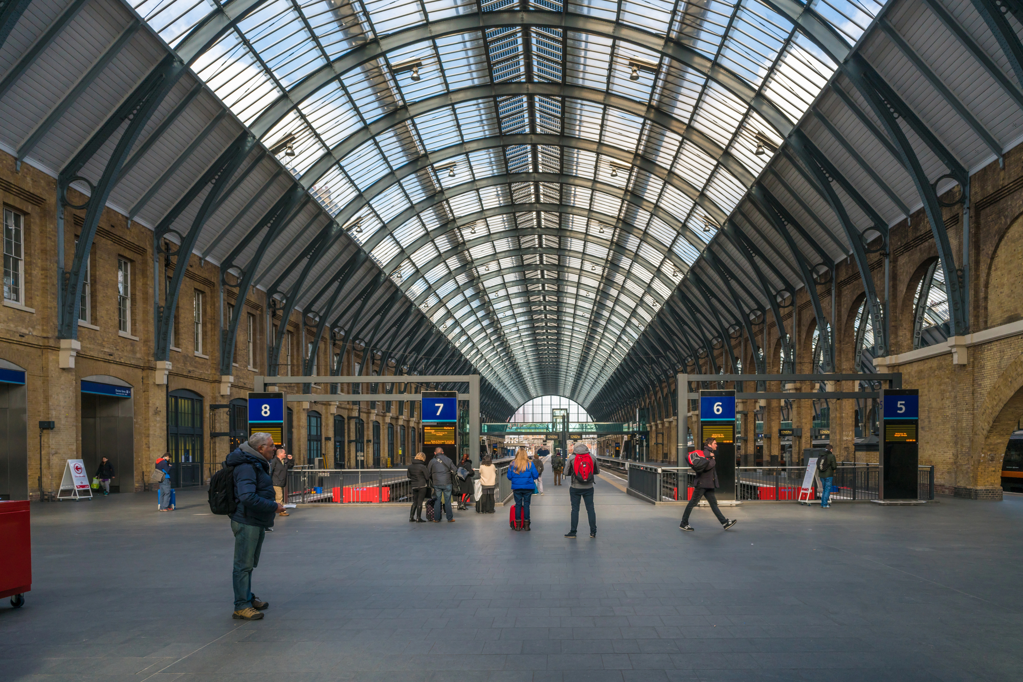 Luton Airport to Central London - Transport Guide 6 St Pancras International station in London
