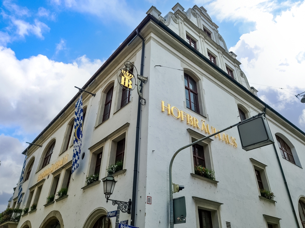 18 Best Things to Do in Munich: Sights, Prices & Tips 26 The Hofbräuhaus am Platzl beer hall building in central Munich