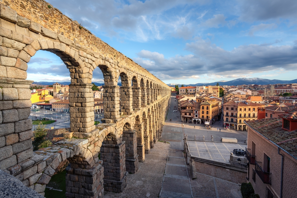 18 Best Things to Do in Madrid: Sights, Prices & Tips 34 The Roman aqueduct over Plaza del Azoguejo in Segovia