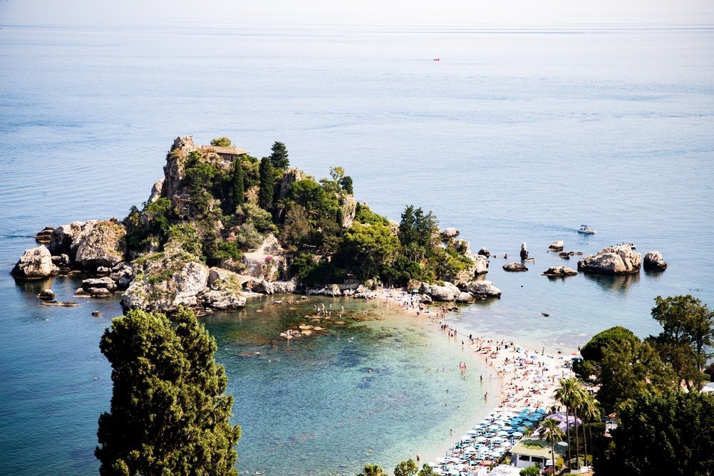 The beach and the island of Isola Bella