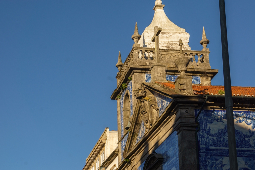 17 Best Things to Do in Porto: Sights, Prices & Tips 14 The tower and tiled facade of Capela das Almas on Rua de Santa Catarina in Porto