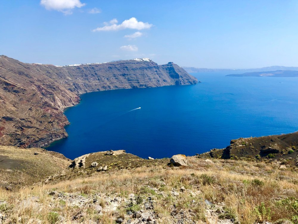 the Fira-Oia hiking trail along the caldera