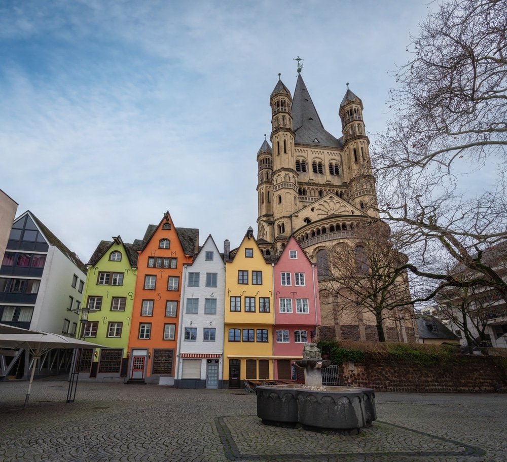 Fischmarkt with its colourful houses and the Groß St. Martin church in Cologne's Old Town
