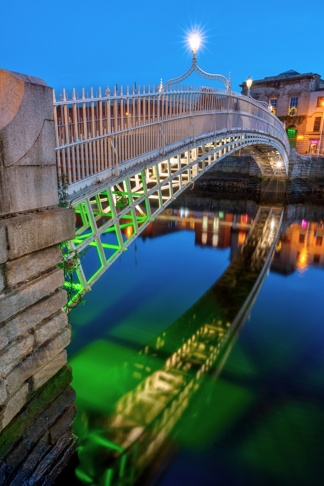 Where to Stay in Ireland? The 6 Best Towns & Places to Stay 9 Ha'penny Bridge over the River Liffey in Dublin at dusk