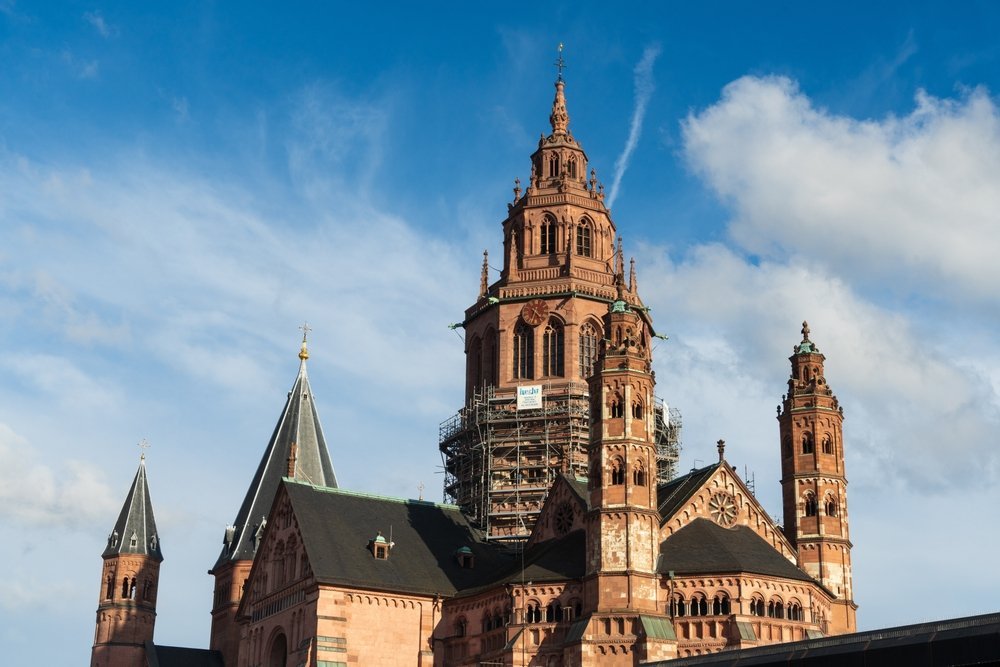 Kaiserdom St. Bartholomäus with its Gothic tower in Frankfurt