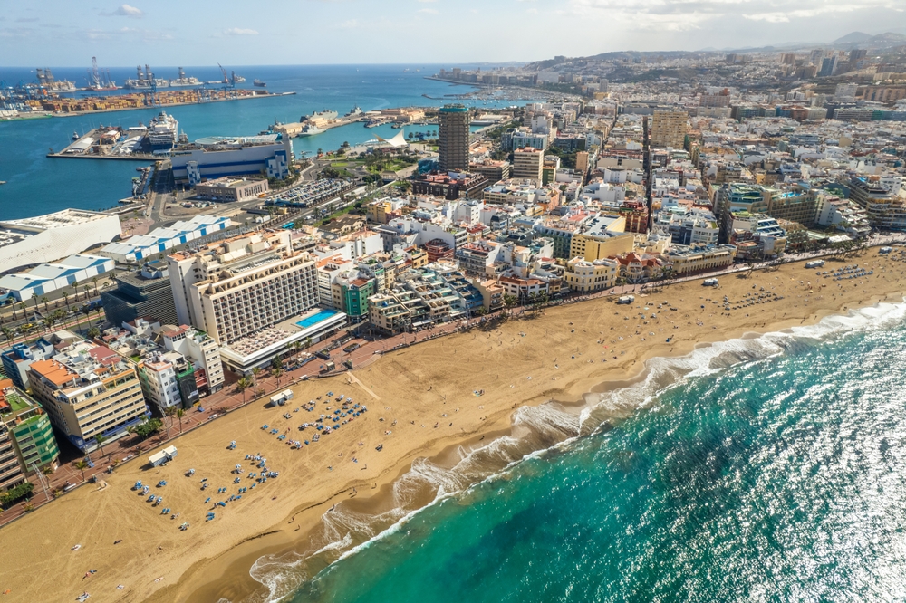 17 Best Things to Do in Gran Canaria: Sights, Prices & Tips 11 Aerial view of Playa de Las Canteras beach in Las Palmas de Gran Canaria