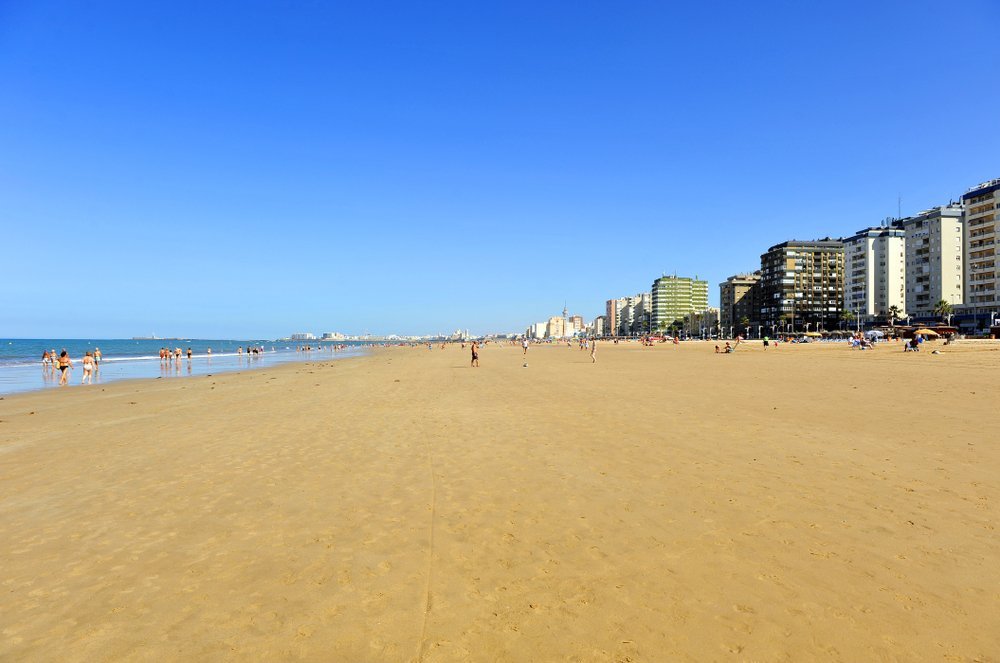 The long sandy beach Playa de la Victoria in Cádiz with the seafront promenade