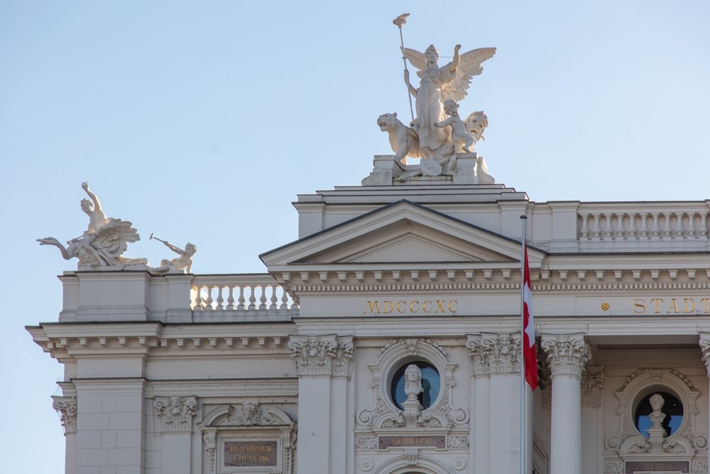 Opernhaus Zürich seen from Sechseläutenplatz