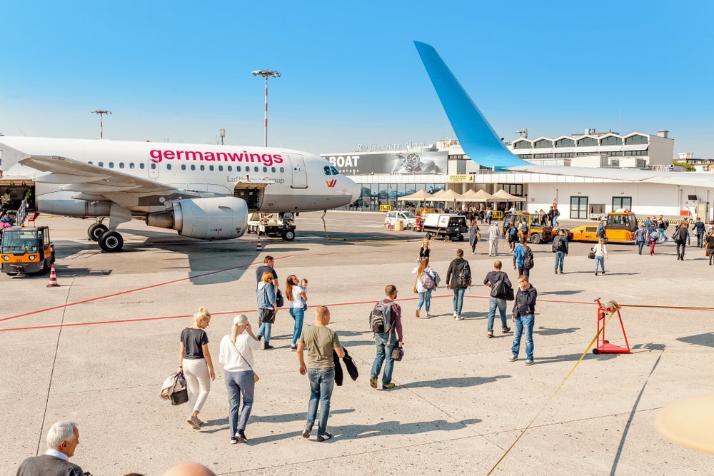 Passagerer på vej ind i terminalen i Pisa Lufthavn Galileo Galilei