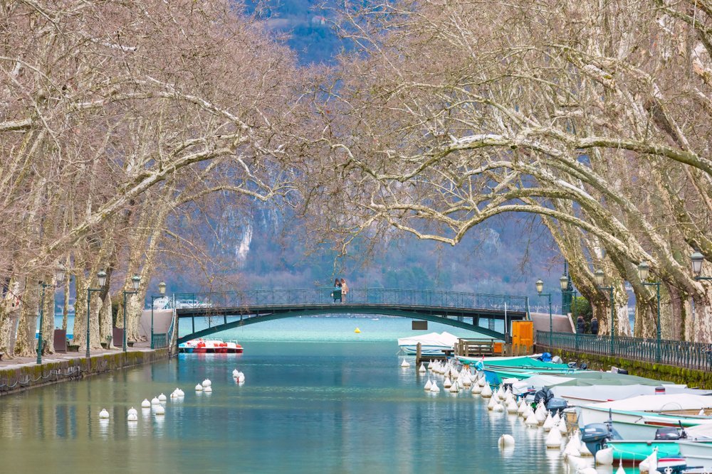 The Pont des Amours footbridge over the Canal du Vasse between Le Pâquier and the Jardins de l'Europe in Annecy