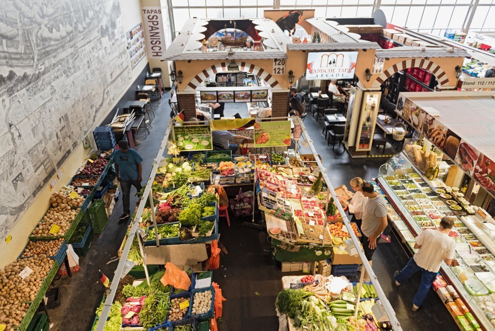 Stalls with fruit and delicacies in the Kleinmarkthalle in Frankfurt