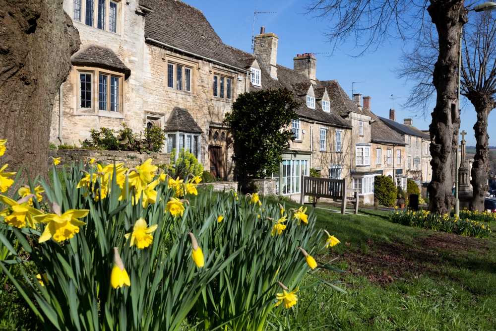 Stone houses and daffodils on the hill in Burford