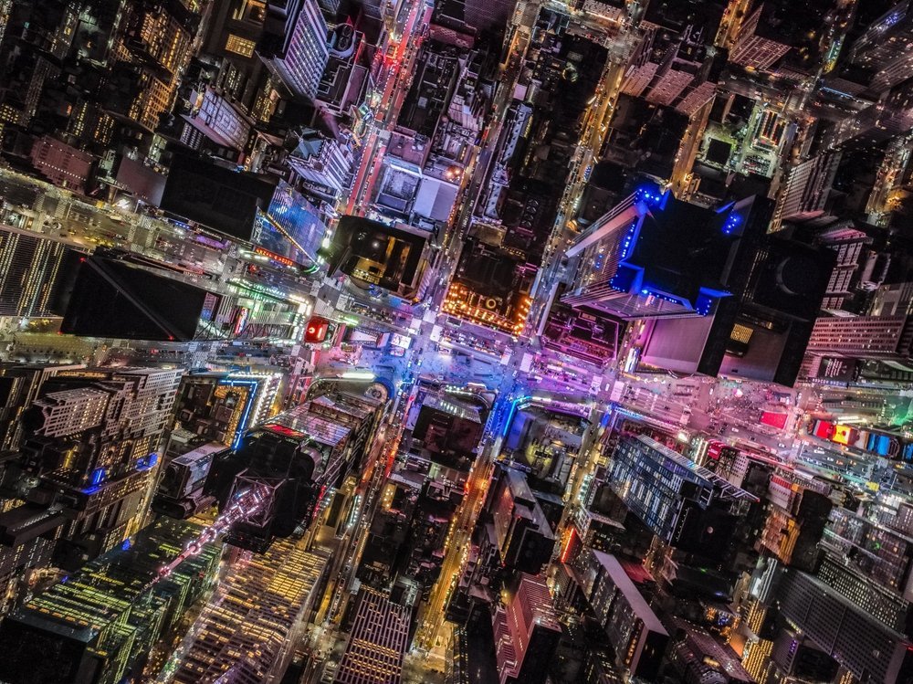 Where to Stay in the United States? The 15 Best Places & Good Hotels 3 Times Square in Midtown Manhattan, New York, in the evening