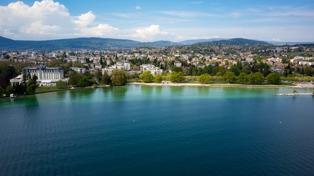 Aerial photo of Annecy and the turquoise Lake Annecy (Lac d'Annecy) with the mountains behind