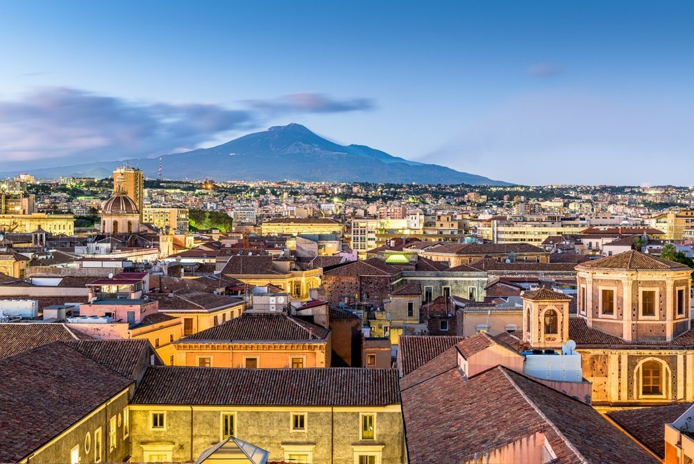 Udsigt over Catania med vulkanen Etna i baggrunden